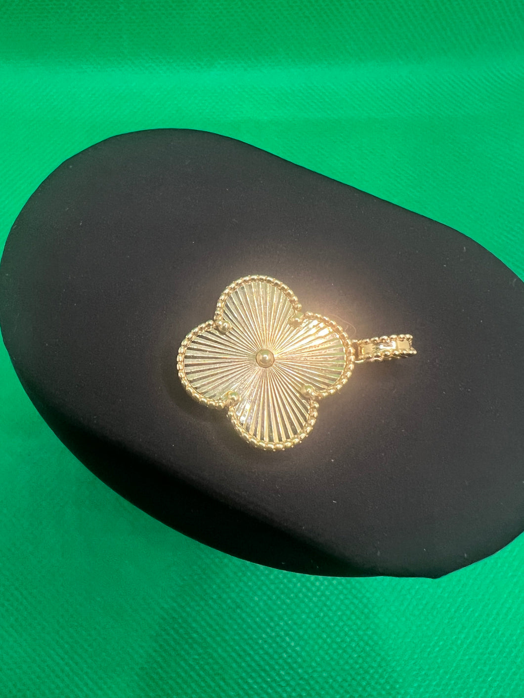 18K Clover Pendant “18mm”