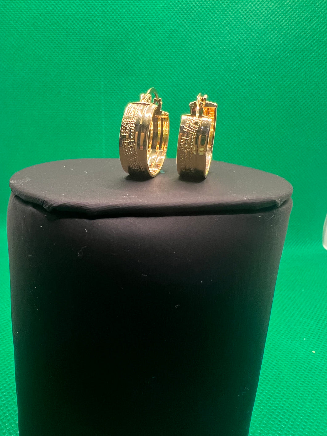 18K Huggie Shine Design